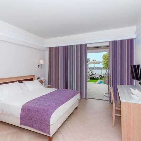 Porto Platanias Beach Resort & Spa Exterior foto A typical room at the hotel