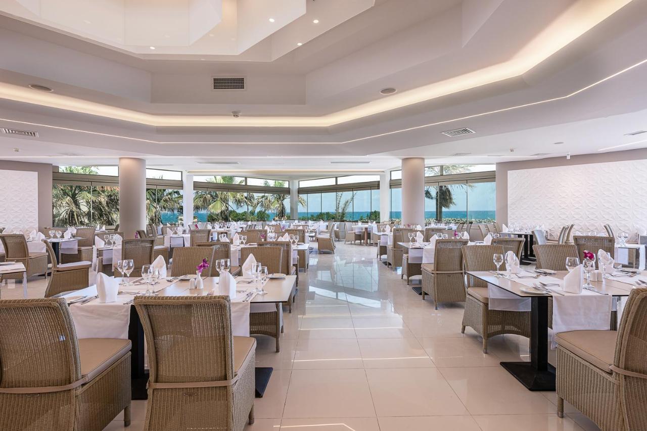 Porto Platanias Beach Resort & Spa Exterior foto The restaurant at the hotel