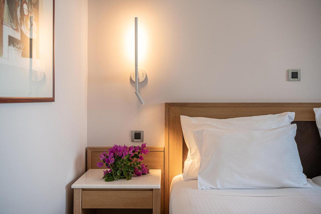 Porto Platanias Beach Resort & Spa Exterior foto A wall light