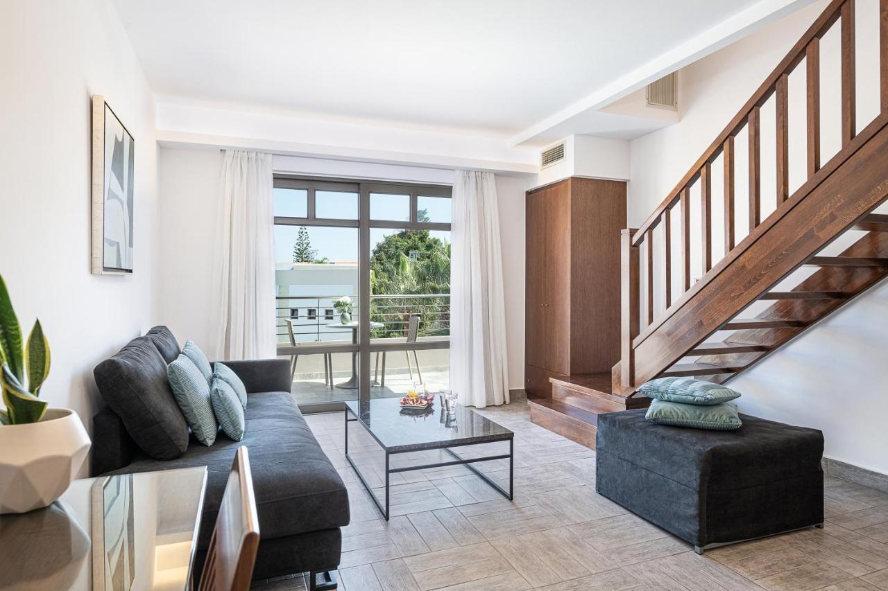 Porto Platanias Beach Resort & Spa Exterior foto A living room in a house