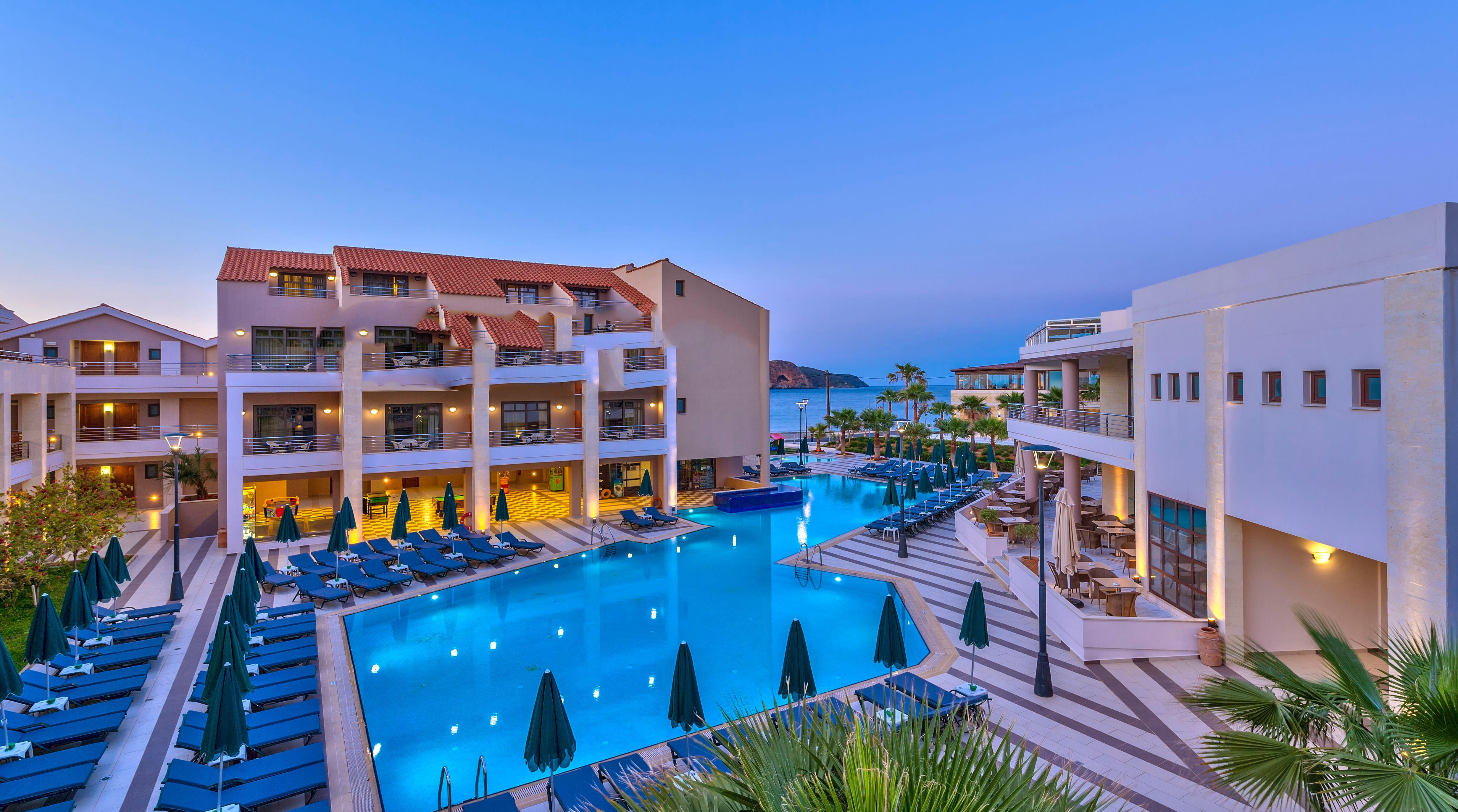 Porto Platanias Beach Resort & Spa Exterior foto The resort at night