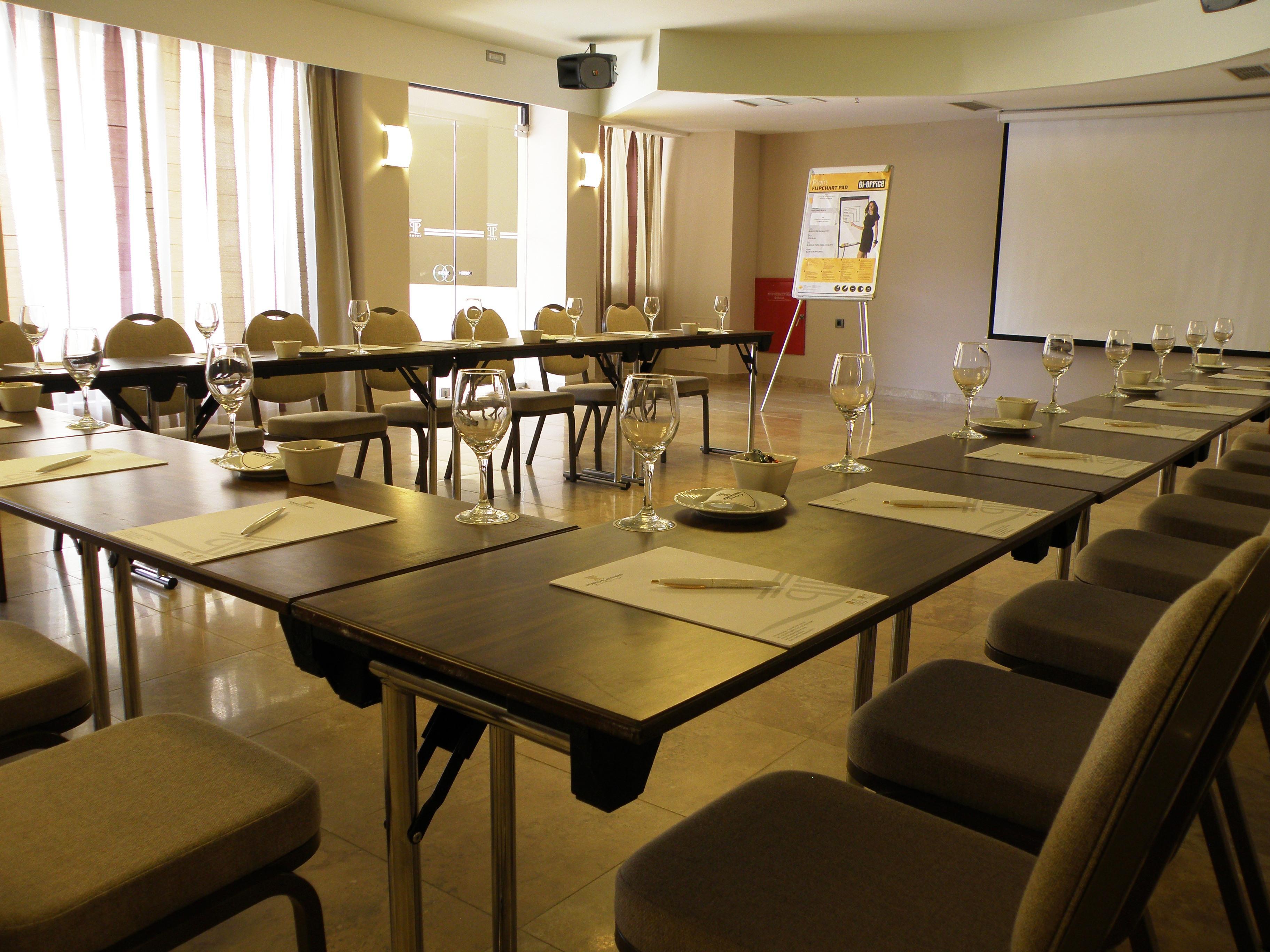 Porto Platanias Beach Resort & Spa Exterior foto A meeting room at the hotel