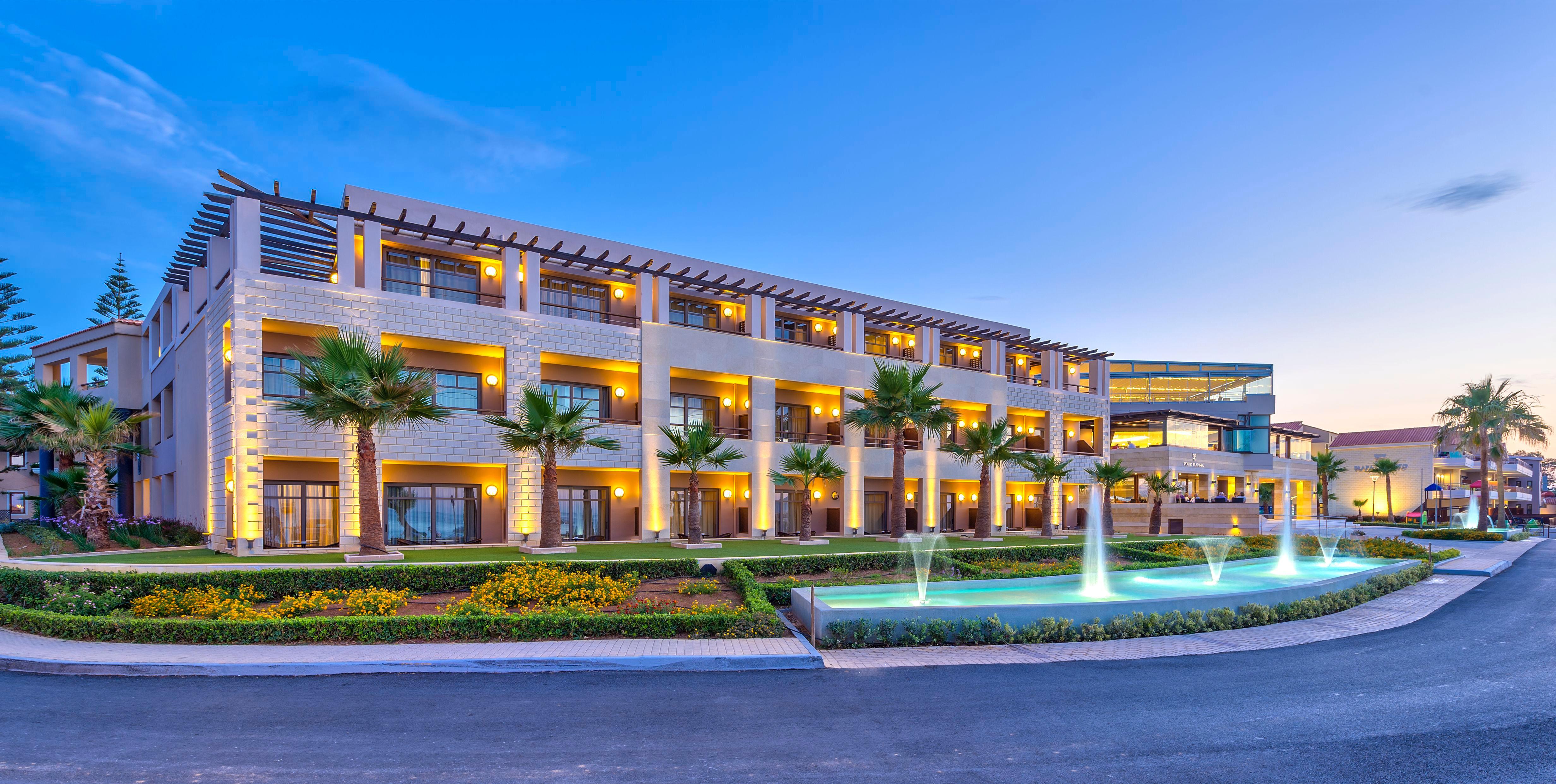 Porto Platanias Beach Resort & Spa Exterior foto The resort at night