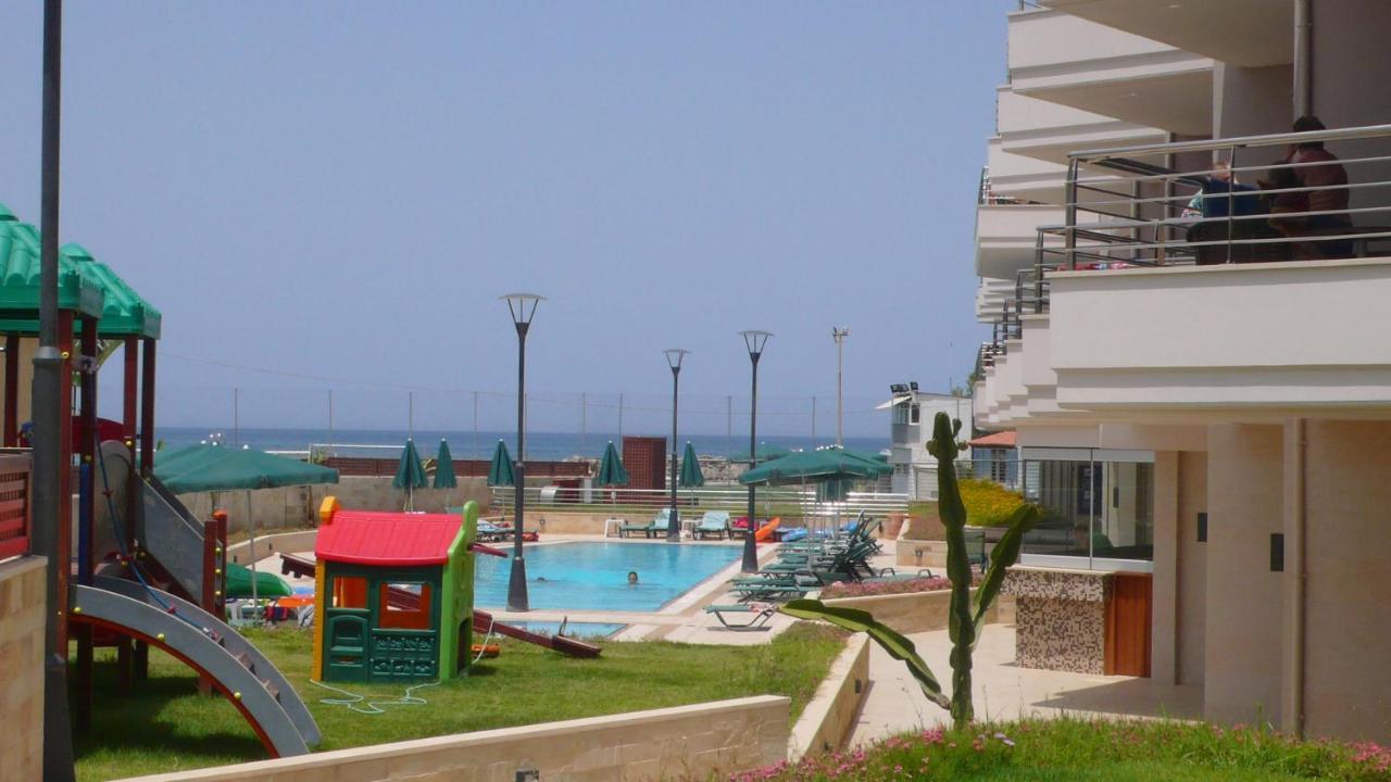 Porto Platanias Beach Resort & Spa Exterior foto A view of the beach