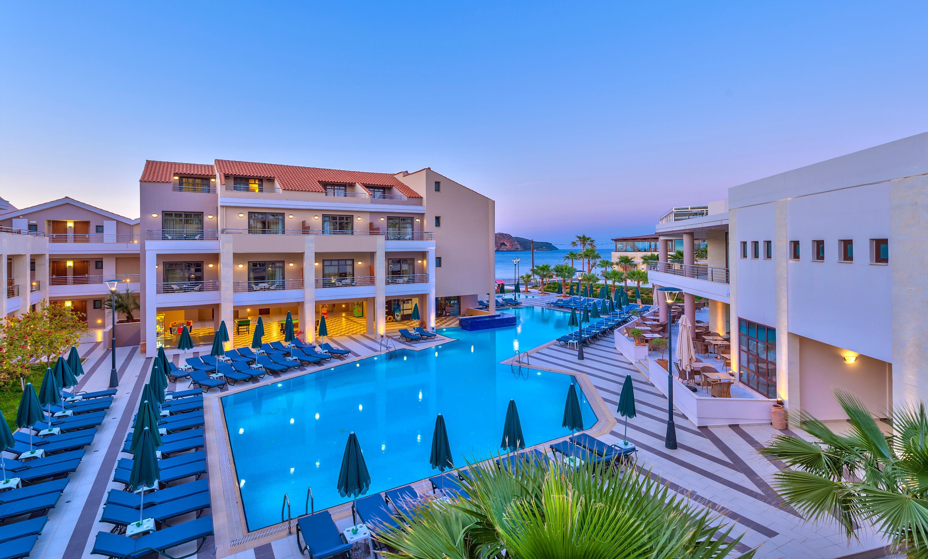 Porto Platanias Beach Resort & Spa Exterior foto The resort at night