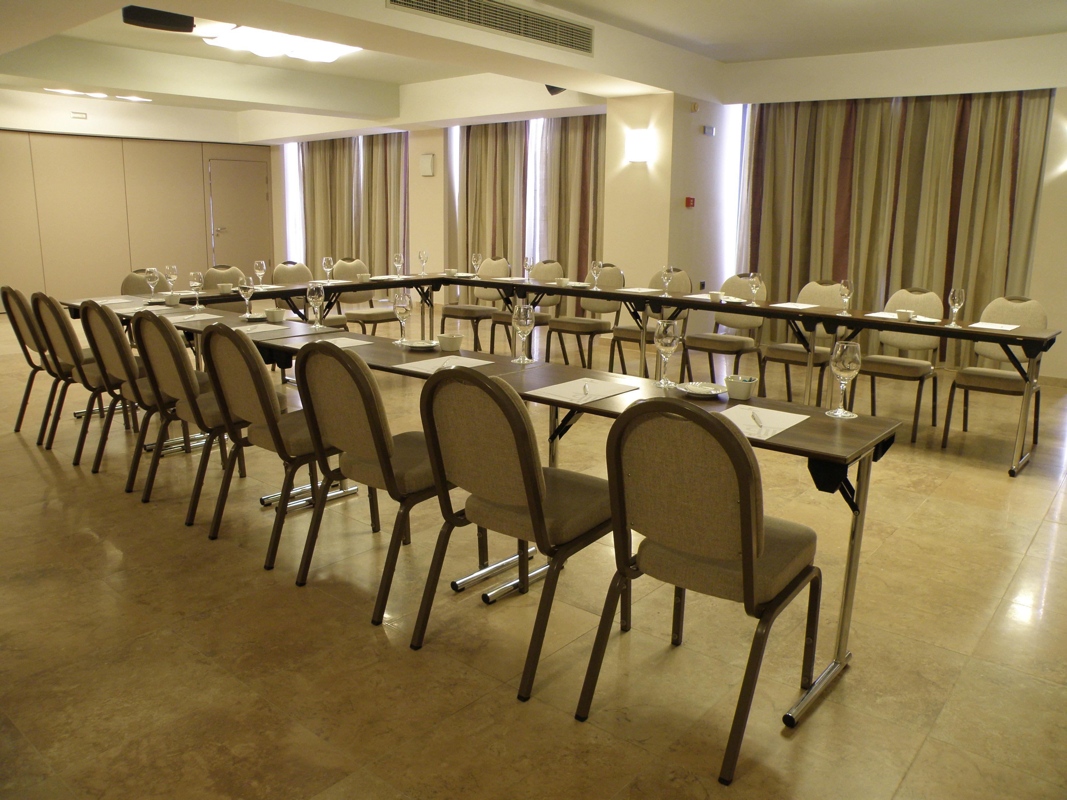 Porto Platanias Beach Resort & Spa Exterior foto A meeting room