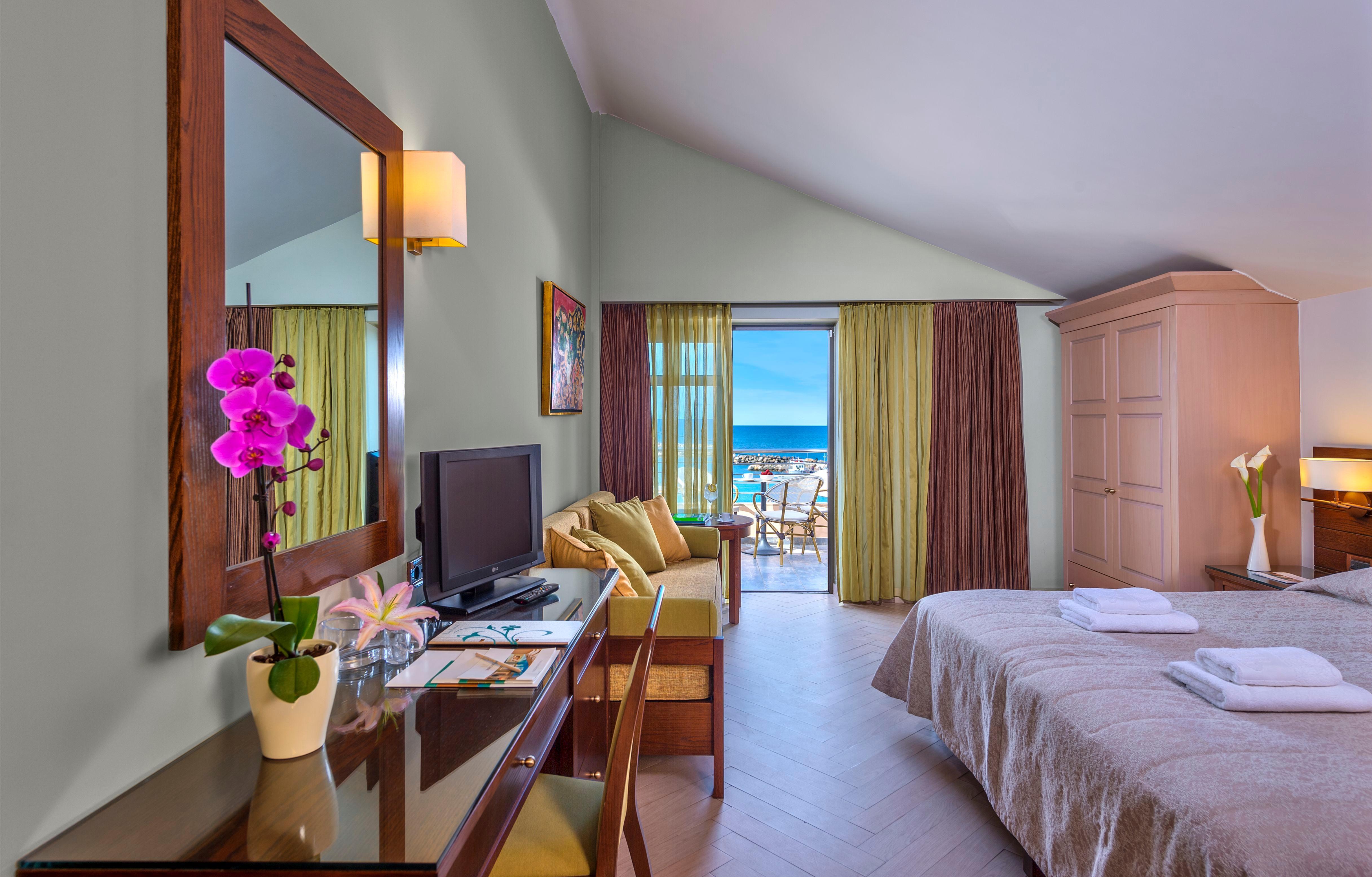 Porto Platanias Beach Resort & Spa Exterior foto A typical hotel room