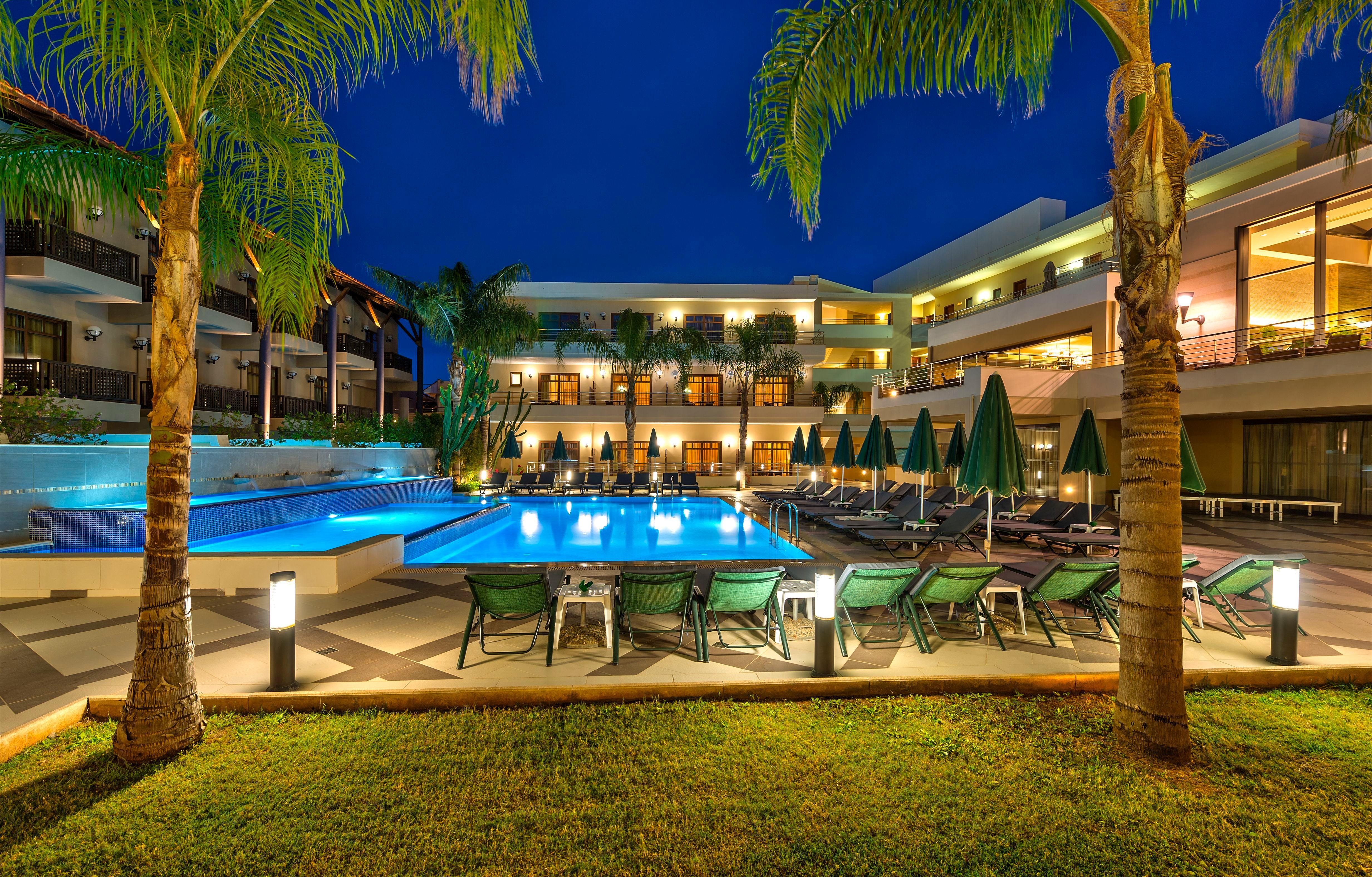Porto Platanias Beach Resort & Spa Exterior foto The Village Resort