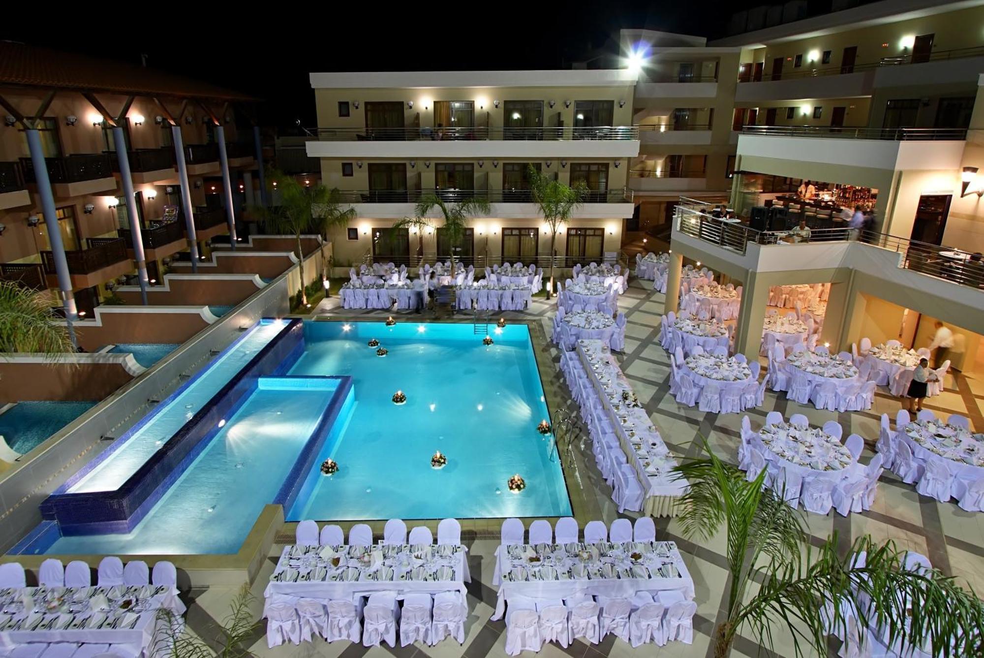 Porto Platanias Beach Resort & Spa Exterior foto The pool at the hotel